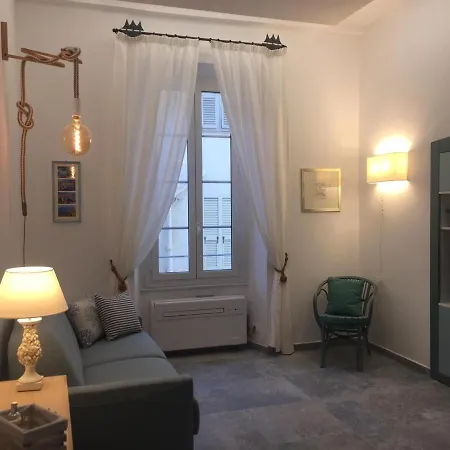 Apartamento Avec Mezzanine, Climatisé, Au Cœur De Menton, Proche Plages Et Commerces - Fr-1-196-300
